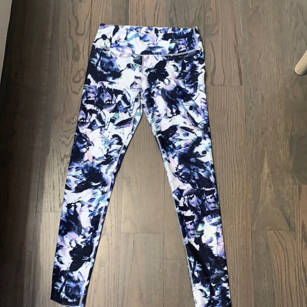 Fabletics leggings womens. Doesn’t say size but would guess XS or S